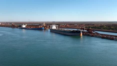 Un-Gran-Barco-Atracado-En-El-Cabo-Del-Puerto-Llenándose-De-Mineral-De-Hierro-Para-La-Exportación-Internacional