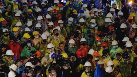 Manifestante-Tailandés-Con-Cascos-Protectores-Y-Gafas-Protectoras-Espera-En-La-Multitud