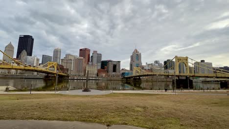 Timelapse-Del-Panorama-Del-Horizonte-Del-Centro-De-Pittsburgh-Visto-Desde-Allegheny-Landing,-Entre-Los-Puentes-Roberto-Clemente-Y-Andy-Warhol