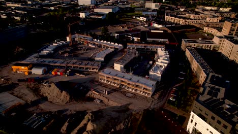 Langsame-Seitwärtsbewegung-Aus-Der-Luft,-Die-Den-Umriss-Des-Bauplans-Des-Stadtentwicklungs-Wohnprojekts-Puur21-Mit-Mehreren-Anfangs--Und-Vorbereitungsstadien-Zeigt,-Die-In-Der-Handlung-Sichtbar-Sind