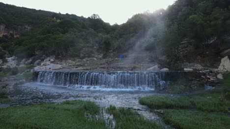 Menschen,-Die-Sich-Im-Dampfenden-Benja-thermalbad-In-Permet,-Albanien,-Entspannen