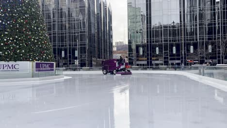 Repavimentación-De-Una-Pista-De-Patinaje-Sobre-Hielo-Al-Aire-Libre-En-El-Centro-De-Pittsburgh