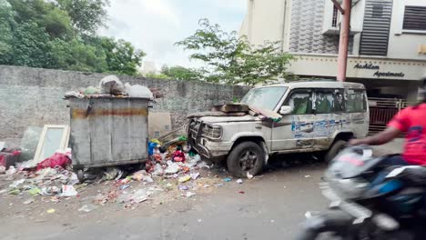 Vertedero-De-Basura-En-La-Carretera-De-La-Ciudad-Metropolitana-India