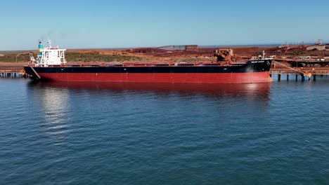 Un-Gran-Barco-Atracado-En-El-Cabo-Del-Puerto-Llenándose-De-Mineral-De-Hierro-Para-La-Exportación-Internacional