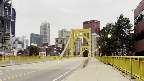 Puente-Andy-Warhol-A-Través-Del-Río-Allegheny-En-Pittsburgh---Pennsylvania,-Estados-Unidos