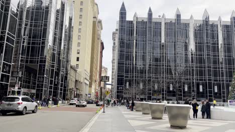 Pista-De-Patinaje-Sobre-Hielo-Al-Aire-Libre-En-El-Centro-De-Pittsburgh