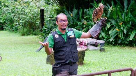 Tierpfleger-Und-Trainer-Mit-Eule-Auf-Der-Hand-Erklären-Der-Öffentlichkeit-Die-Tiere