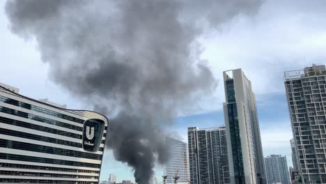 Enorme-Humo-Del-Edificio-Quemado-Cerca-Del-Edificio-Unilever-A-Lo-Largo-De-Rama-Ix-Road,-Huai-Khwang,-Bangkok---Tiro-Inclinado-Hacia-Abajo