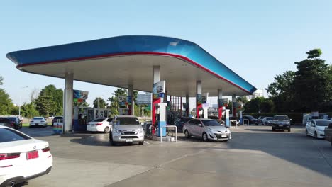 Autos,-Die-Tagsüber-An-Einer-Tankstelle-In-Thailand-Vorbeifahren-Und-Tanken---Echtzeit,-Statische-Aufnahme