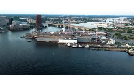 Luftaufnahme-Der-General-Dynamics-Nassco-Werft-Mit-Berkeley-Bridge-Im-Hintergrund