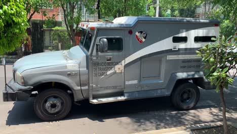 Vista-Del-Camión-Blindado-Transportador-De-Dinero-De-La-Ciudad-De-México-Estacionado-En-La-Calle