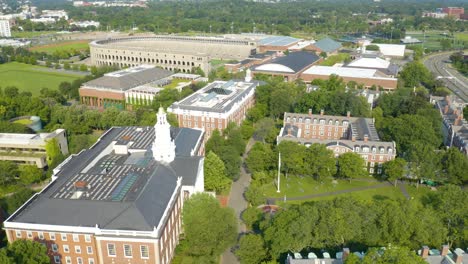 Hermosa-Vista-Aérea-De-La-Escuela-De-Negocios-De-Harvard-En-Cambridge,-Ma