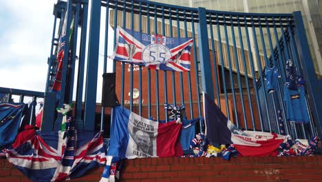 Primer-Plano-De-Banderas-En-La-Puerta-Principal-De-Los-Rangers-Fc-En-Ibrox