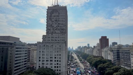 Piqueteros-Demonstrating-Around-Eva-Peron-Building,-Buenos-Aires