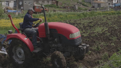 Hombre-En-Una-Granja-Arando-Campos-En-Verano-En-La-Aldea-De-Moliti-En-Georgia