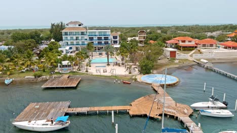 Vista-Aérea-Lejos-Del-Hotel-Salinas-En-Bani,-República-Dominicana---Retroceso,-Disparo-De-Drones