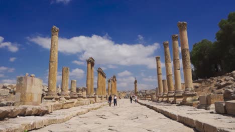 Touristen-In-Jerash-Kolonnadierten-Straßen,-Die-Von-Überwachungskameras-überwacht-Wurden