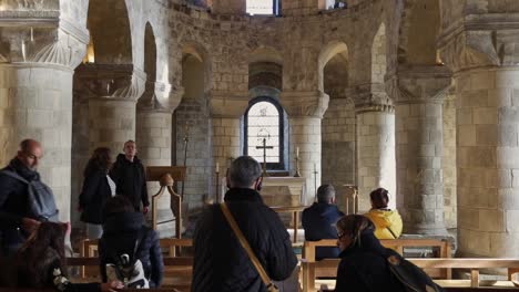 Menschen-Beten-Und-Fotografieren-In-Der-Romanischen-Kapelle-Des-Hl.-Johannes-Des-Evangelisten-Im-White-Tower-Building-Im-Tower-Of-London,-England