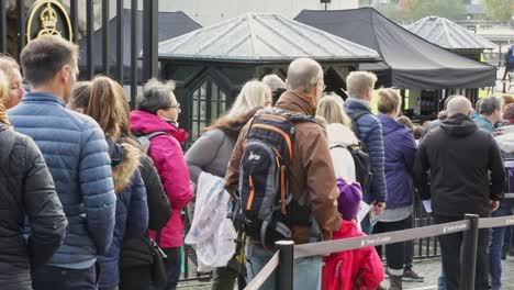 Haciendo-Cola-Detrás-De-Una-Multitud-De-Personas-Esperando-Para-Comprar-Un-Boleto-Para-Entrar-A-La-Torre-De-Londres,-Inglaterra