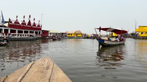 Pov-Desde-Un-Bote-De-Madera-En-El-Lago-Nokoue-En-El-Pueblo-De-Ganvie,-Benin,-áfrica-Occidental