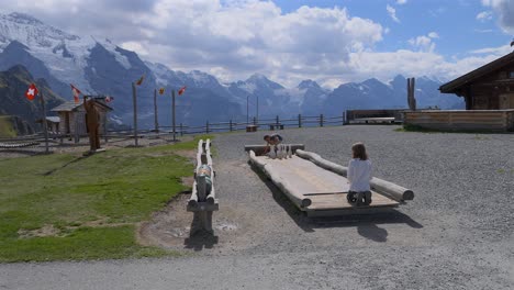 Niños-Pequeños-Jugando-En-Una-Bolera-De-Madera-En-Mannlichen,-Suiza