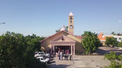 Vista-Panorámica-Aérea-De-La-Ceremonia-De-La-Boda,-Personas-Invitadas-Afuera-En-La-Puerta-Principal-De-La-Iglesia-Catedral-Católica,-Parroquia-San-Juan-Apóstol-México