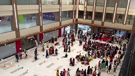 Grupo-De-Hombres-Y-Mujeres-Indios-Celebrando-Garba-Con-Ropa-Tradicional-En-Un-Famoso-Centro-Comercial