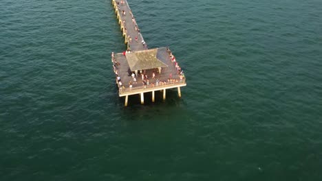 Multitud-De-Turistas-En-El-Histórico-Muelle-De-Nápoles