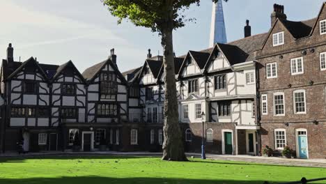 Turmgrün-Und-Altes-Haus-Der-Königin-Im-Tower-Von-London-Mit-Dem-Shard-Gebäude-Im-Hintergrund