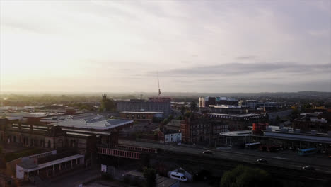 Sonnenaufgang-Im-Stadtzentrum-Von-Warrington,-Mit-Blick-Auf-Den-Busbahnhof-Und-Den-Hauptbahnhof-Von-Warrington