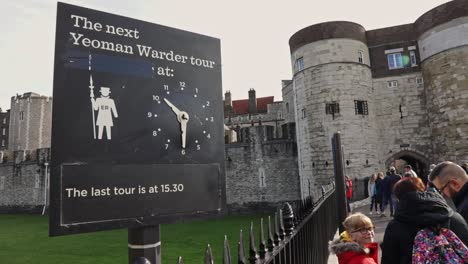 Informationstafel-Mit-Der-Verbleibenden-Zeit-Bis-Zur-Nächsten-Yeomen-Warder-Tour-Durch-Den-Tower-Of-London