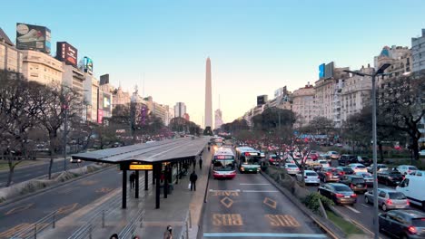 Los-Autobuses-Pasan-Por-El-Carril-Bus-A-Lo-Largo-De-La-Avenida-9-De-Julio-Durante-La-Hora-Pico-De-Tráfico