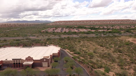 Sahuarita-Arizona-shopping-mall,-drone-pullback,-4k