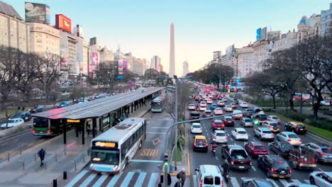 Antena-Sobre-La-Avenida-9-De-Julio-En-Buenos-Aires---Tráfico-Pico-En-El-Día