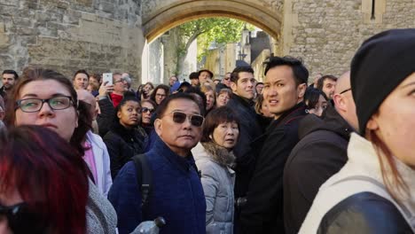 Große-Gruppe-Von-Touristen-Wendet-Sich-Der-Kamera-Zu-Und-Starrt-Verblüfft-Bei-Einer-Tour-Durch-Den-Tower-Of-London