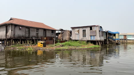 Casas-De-Madera-Sobre-Pilotes-Sobre-El-Lago-Nokoue-En-Ganvie,-Benin,-áfrica-Vista-Desde-El-Barco