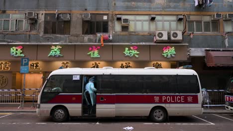 Se-Ve-A-Los-Trabajadores-De-La-Salud-Chinos-Que-Usan-Trajes-Para-Orinar-Subiendo-A-Un-Autobús-De-La-Policía-Cuando-Salen-De-Un-área-Bloqueada-Para-Contener-La-Propagación-Del-Brote-De-La-Variante-Del-Coronavirus