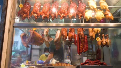 Un-Cocinero-Prepara-Una-Comida-Para-Un-Cliente-En-Un-Restaurante-De-Comida-Barbacoa-Al-Estilo-De-Hong-Kong-En-Hong-Kong