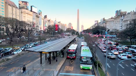 Vista-Aérea-Sobre-Los-Carriles-Bus-En-La-Concurrida-Avenida-9-De-Julio-En-Hora-Punta,-Argentina