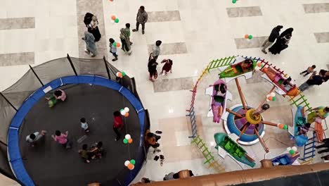 Nuevos-Juegos-De-Interior-Sorprendentes-En-El-Centro-Comercial-Moderno-Y-Un-área-De-Juegos-Para-Niños-En-El-Centro-Comercial