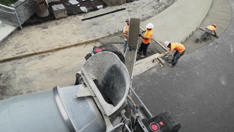 Arbeiter-Und-Betonmischer-Entladen-Fertigzement-Auf-Den-Im-Bau-Befindlichen-Bürgersteig