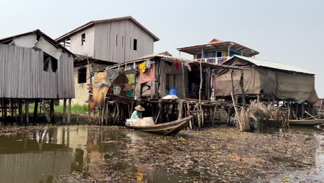 Authentic-Stilt-Houses-in-Ganvié-on-Lake-Nokoué-in-Benin,-Africa