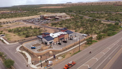 Señor-Lavado-De-Autos,-Edificio-Exterior-En-El-Sur-De-Arizona,-órbita-De-Drones