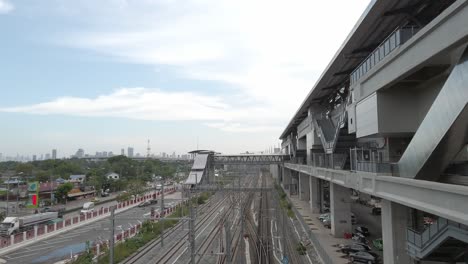 La-Estación-De-Tren-Recién-Construida-Y-El-Sistema-Ferroviario-Respaldan-El-Viaje-De-Más-Personas-En-Bangkok