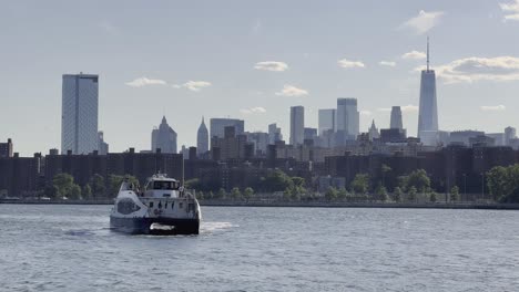 New-Yorker-Fähre-Mit-öffentlichen-Verkehrsmitteln-Auf-Dem-Hudson-River-Vor-Dem-Gebäude-Des-One-World-Trade-Center