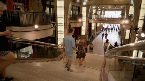 Grupos-De-Personas-Bajando-Las-Escaleras-Del-Teatro-Dolby