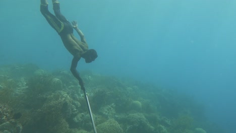 fishermen-shoot-fish-in-the-beauty-of-the-underwater-world