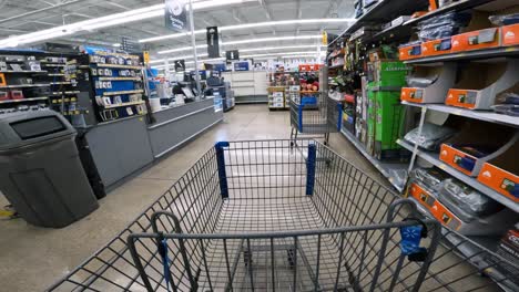 Pov-Beim-Schieben-Eines-Wagens-Durch-Walmart-In-Den-Sportartikeln