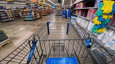 Pov,-Während-Er-Einen-Wagen-Durch-Walmart-Schiebt,-Vorbei-An-Papierwaren,-Chips,-Limonade-Und-Anderen-Snacks