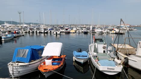 Los-Barcos-En-El-Puerto-De-Aguas-Tranquilas-Del-Club-Náutico-De-Sozopol-Marina-Costa-Del-Mar-Negro